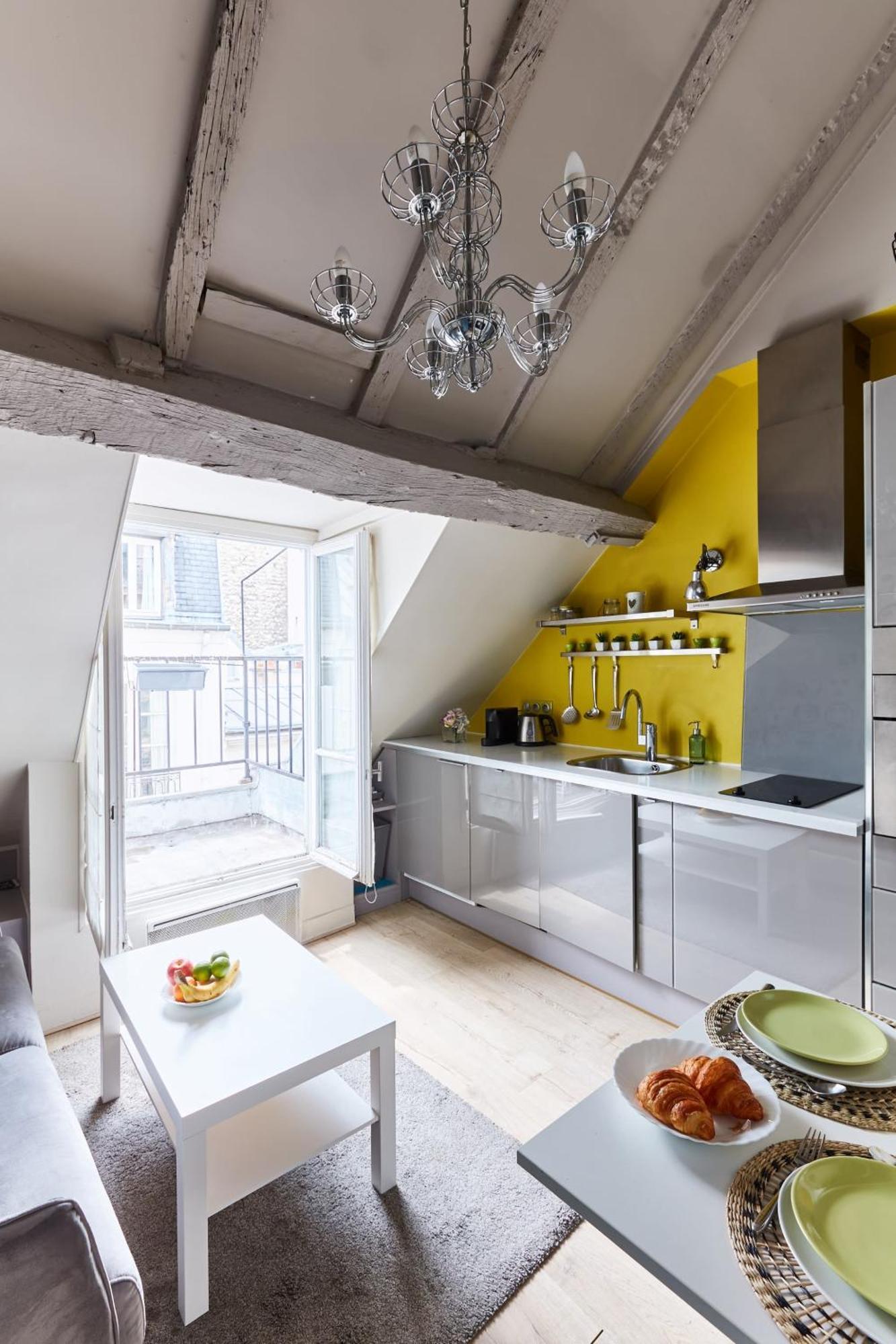 Place Des Vosges - 1Br With Balcony - Cityapartmentstay Paris Ngoại thất bức ảnh