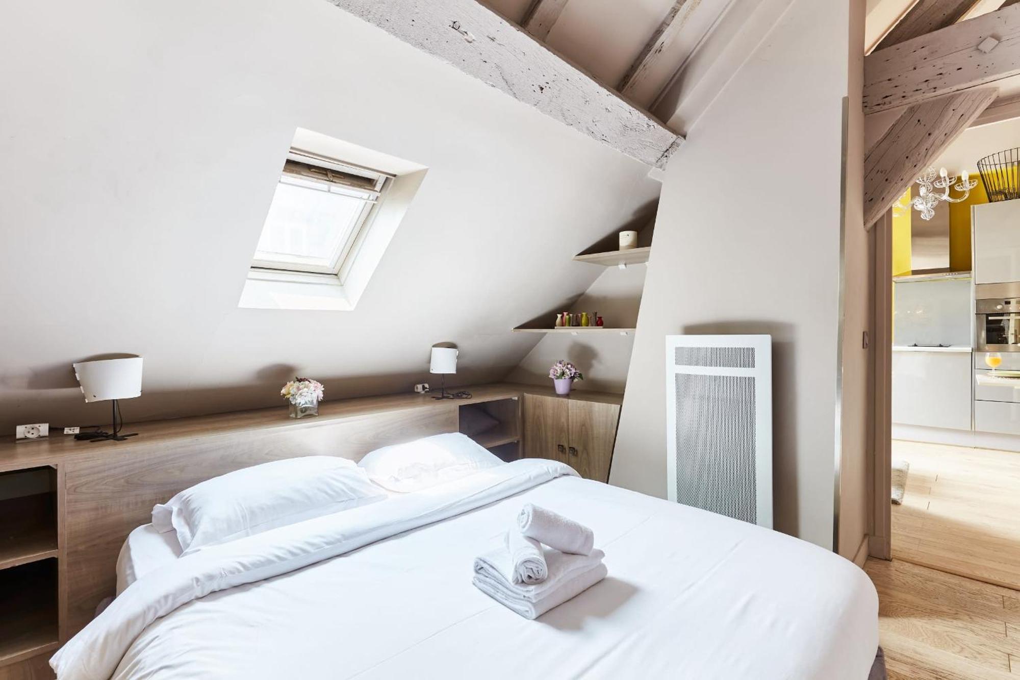 Place Des Vosges - 1Br With Balcony - Cityapartmentstay Paris Ngoại thất bức ảnh